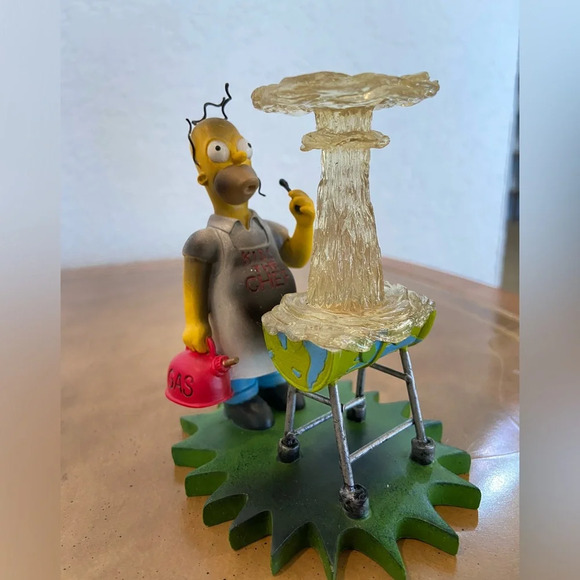 The Simpsons KISS THE CHEF at Home With Homer Collection Figurine - Picture 2 of 5